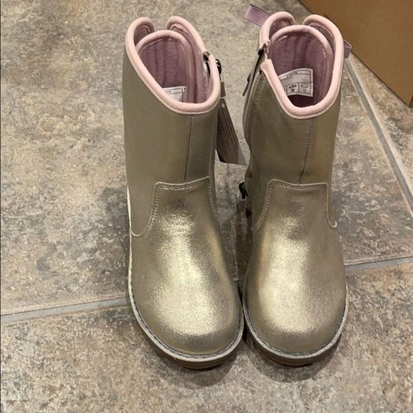 Sold out everywhere.BNWT Metallic Ugg sz 11 - Picture 3 of 5